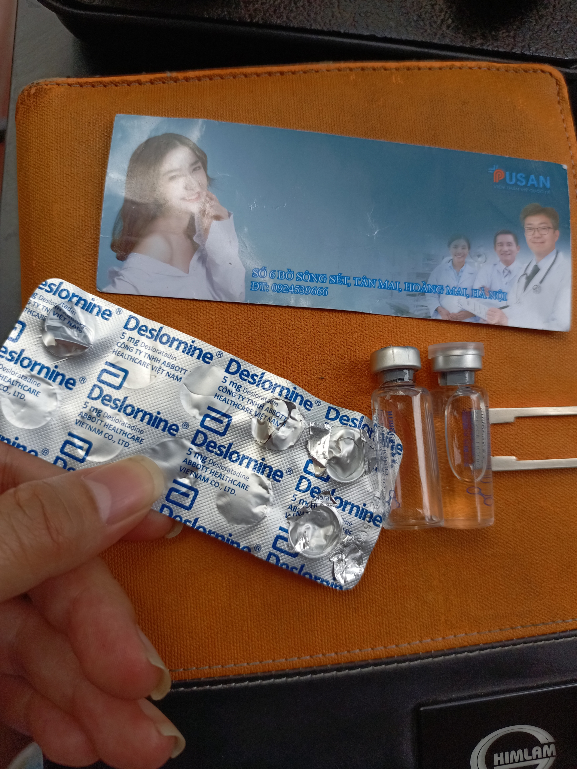 Thuốc và những lọ dung dịch được cơ sở này bán kèm và tiêm vào mũi của khách hàng đều không rõ nguồn gốc xuất xứ, không có hóa đơn chứng từ.