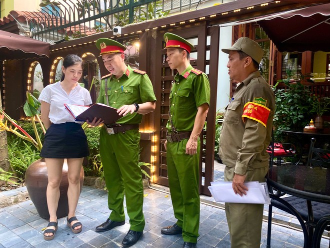 Thiếu tá Phạm Thế Hiển - cán bộ Công an phường Yên Hòa (Hà Nội) cùng tổ công tác tuyên truyền về việc chấp hành đảm bảo trật tự đô thị cho các hộ kinh doanh mặt đường Thiếu tá Phạm Thế Hiển - cán bộ Công an phường Yên Hòa (Hà Nội) cùng tổ công tác tuyên truyền về việc chấp hành đảm bảo trật tự đô thị cho các hộ kinh doanh mặt đường