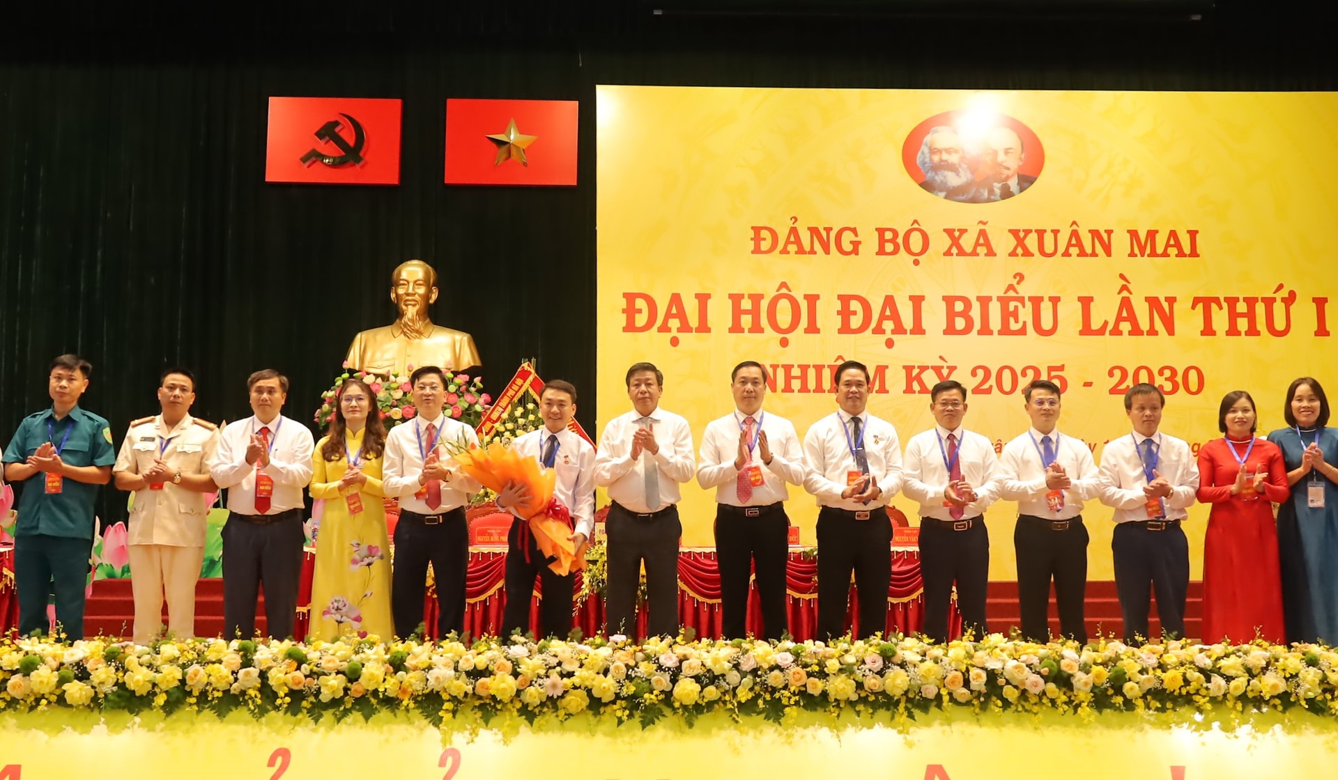 Phó Chủ tịch UBND thành phố Hà Nội Dương Đức Tuấn chúc mừng Ban Chấp hành Đảng bộ xã Xuân Mai nhiệm kỳ 2025-2030. Ảnh: Kim Nhuệ