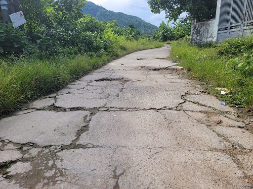 Nhiều vị trí đường hư hỏng, nứt toác