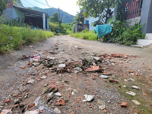 Một số ít xà bần, giá hạ mà người dân đắp tạm còn lại. Tuy nhiên, việc sử dụng xà bần, giá hạ đắp đường càng làm xấu xí con đường