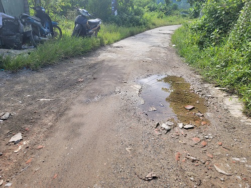 Đường hư hỏng ảnh hưởng đến việc đi lại của người dân