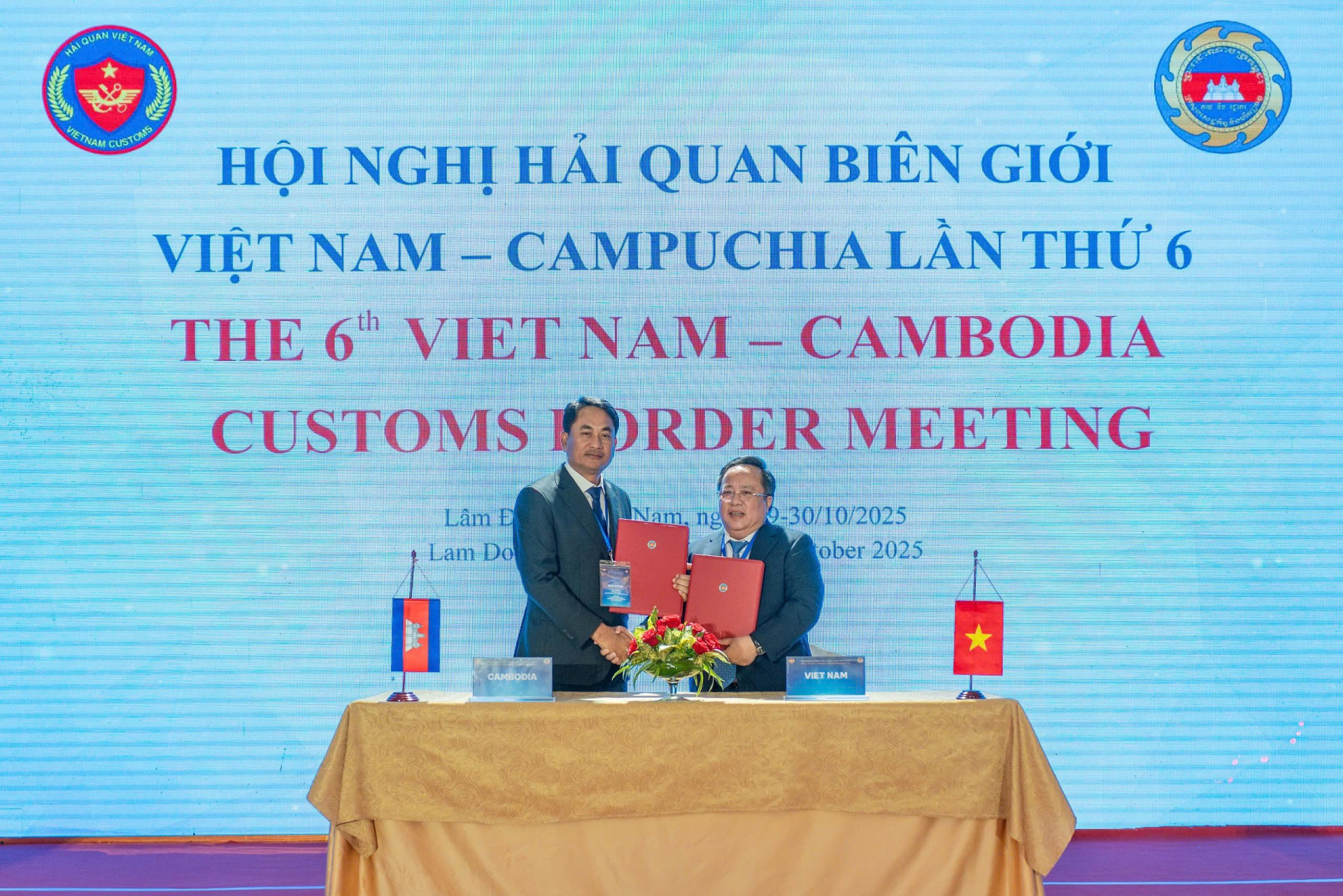 Lễ ký Biên bản tại Hội nghị .