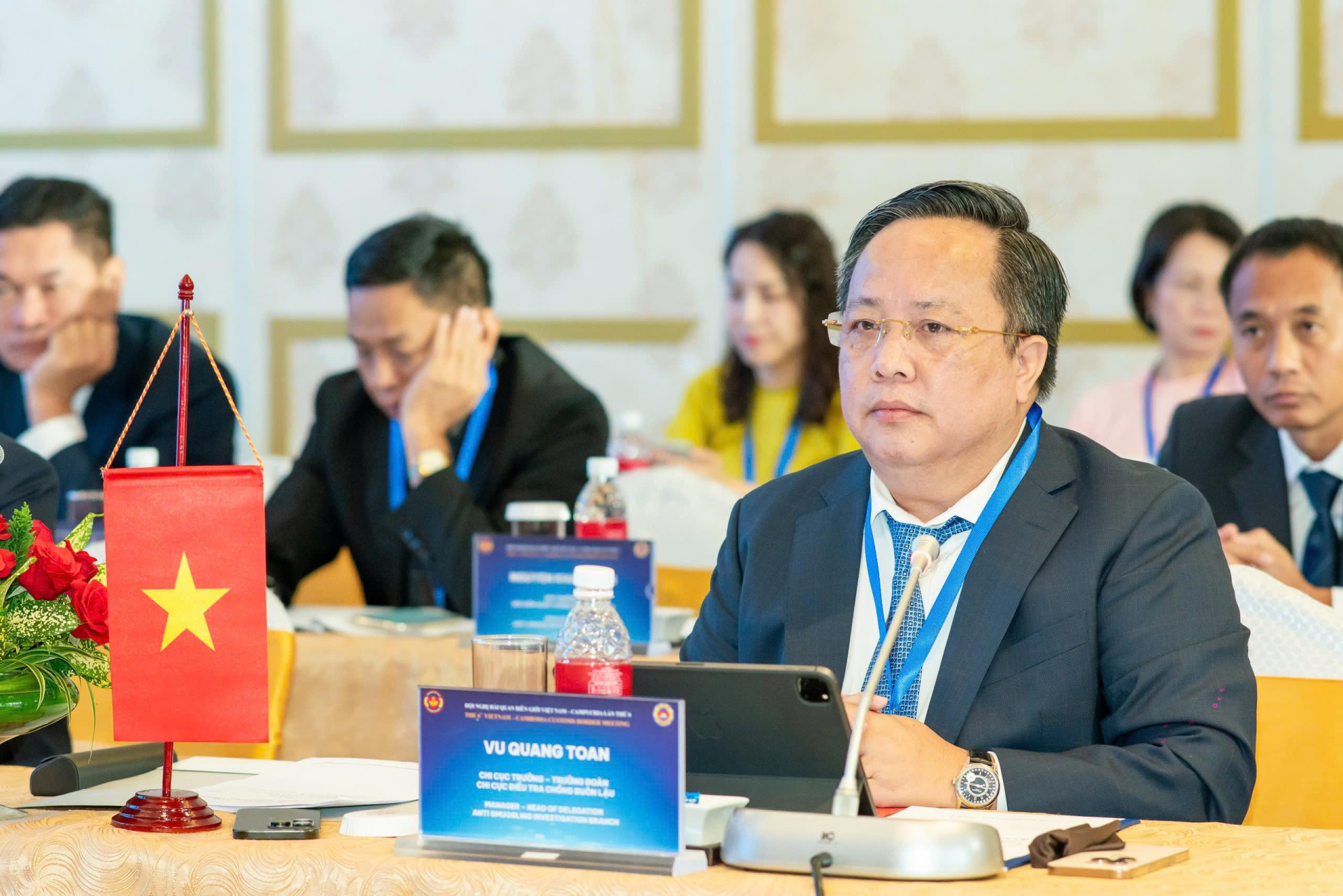 Ông Vũ Quang Toàn – Chi cục trưởng Chi cục Điều tra chống buôn lậu, Trưởng đoàn Hải quan Việt Nam. Ông Vũ Quang Toàn – Chi cục trưởng Chi cục Điều tra chống buôn lậu, Trưởng đoàn Hải quan Việt Nam.