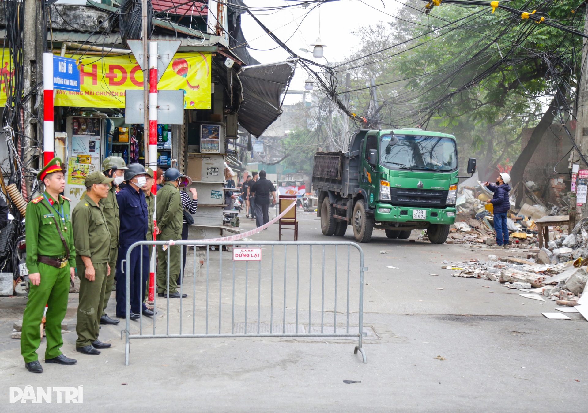 Khu chợ tạm tồn tại hàng chục năm ở Hà Nội bị giải tỏa - 1 Khu chợ tạm tồn tại hàng chục năm ở Hà Nội bị giải tỏa - 1