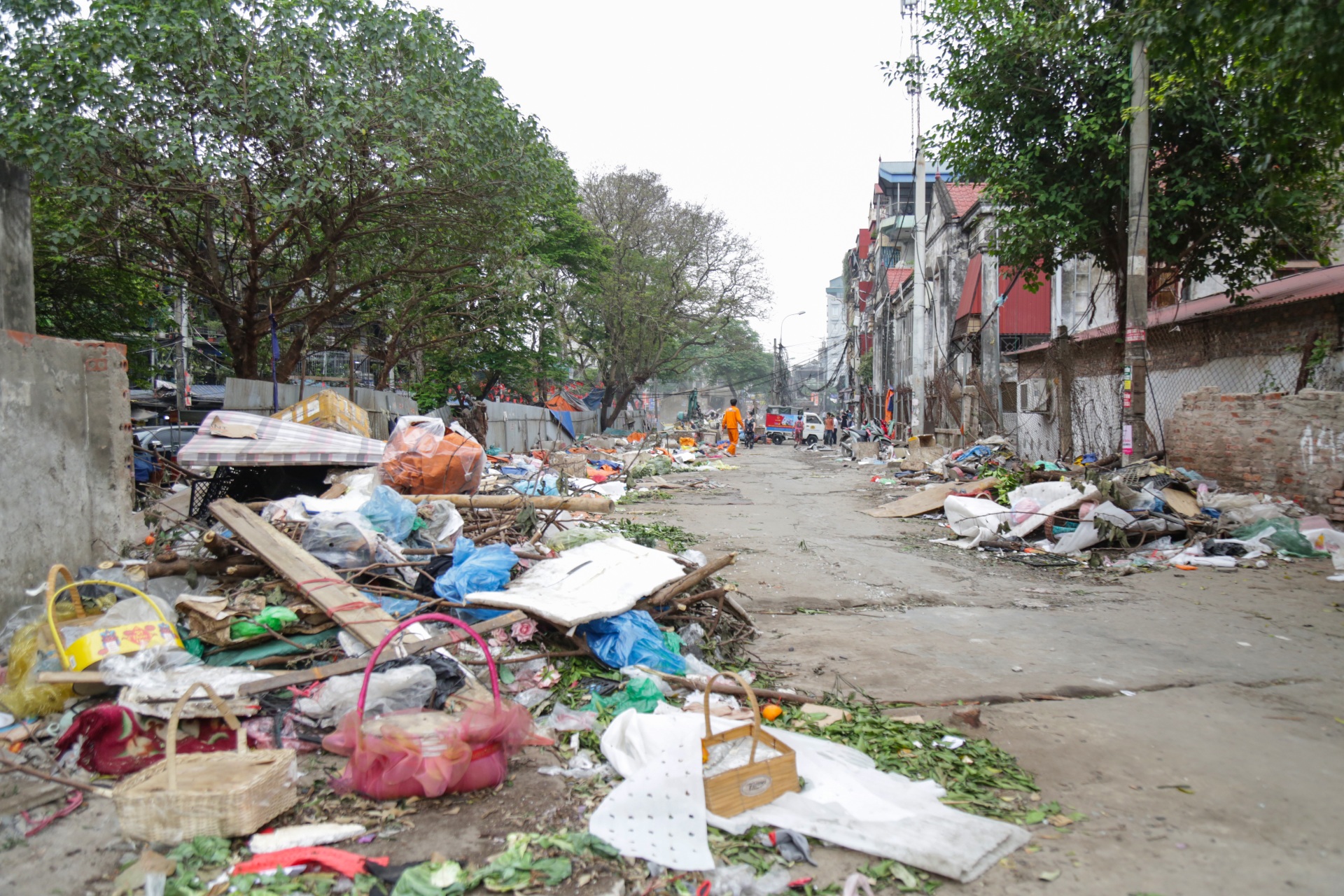 Khu chợ tạm tồn tại hàng chục năm ở Hà Nội bị giải tỏa - 11 Khu chợ tạm tồn tại hàng chục năm ở Hà Nội bị giải tỏa - 11
