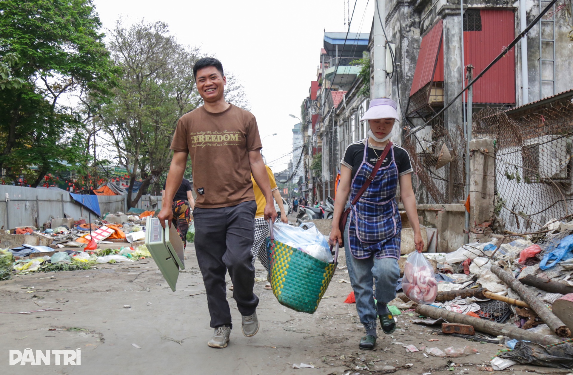 Khu chợ tạm tồn tại hàng chục năm ở Hà Nội bị giải tỏa - 9 Khu chợ tạm tồn tại hàng chục năm ở Hà Nội bị giải tỏa - 9