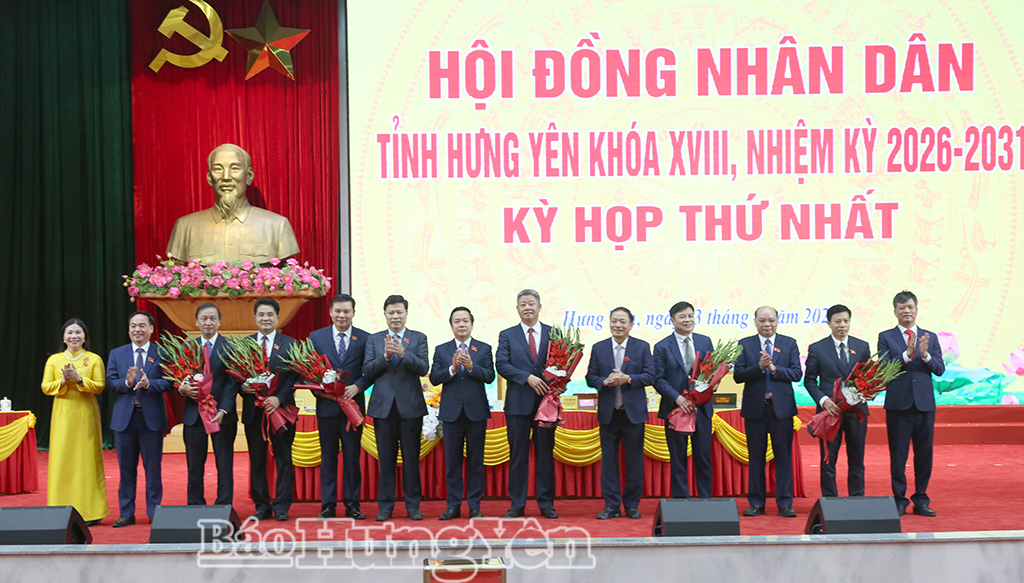 Các đồng chí Thường trực Tỉnh ủy, Thường trực HĐND tỉnh tặng hoa chúc mừng đồng chí Chủ tịch UBND tỉnh, các đồng chí Phó Chủ tịch UBND tỉnh, nhiệm kỳ 2026 - 2031.