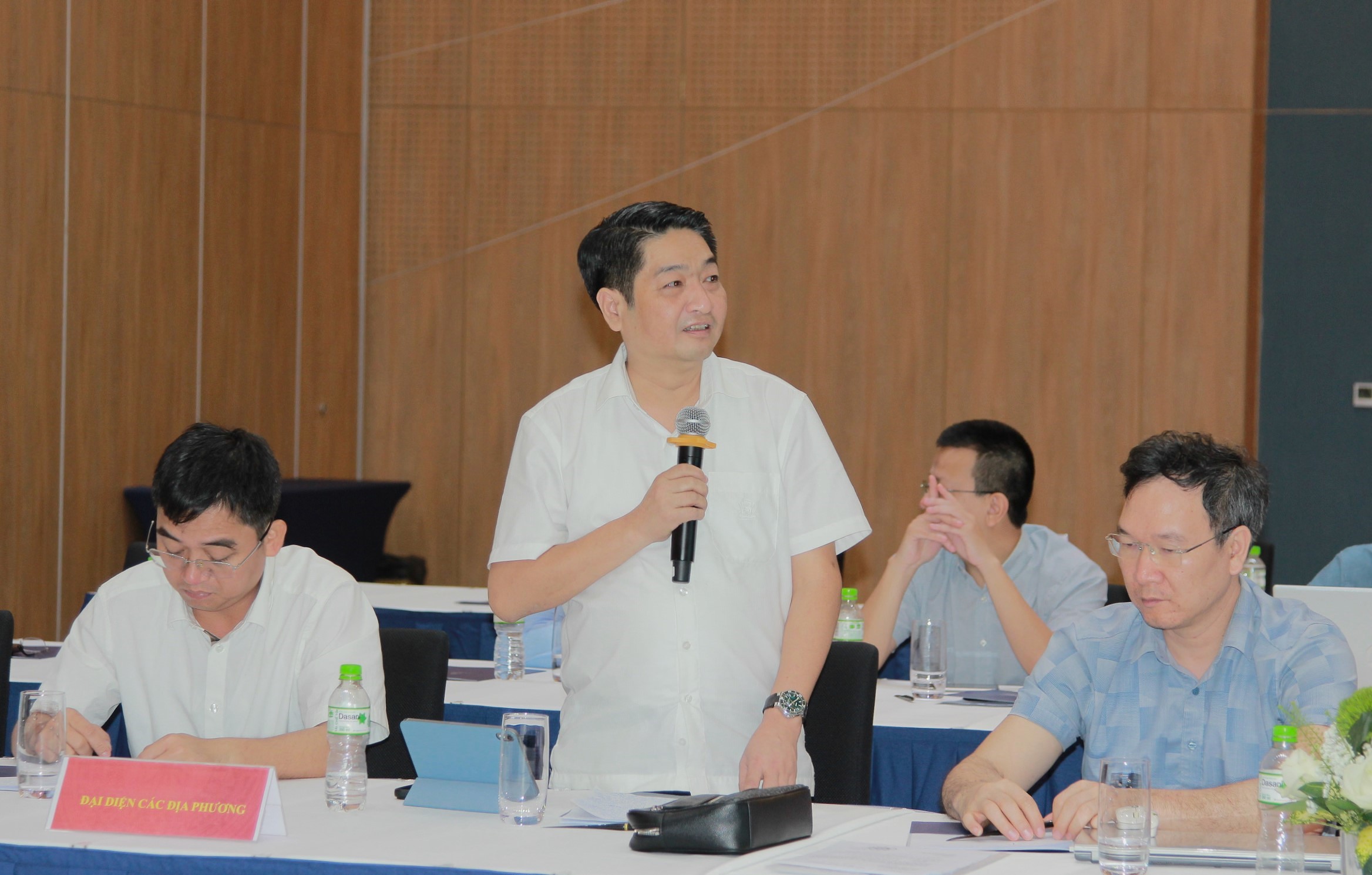 Các đại Biểu Thảo Luận Tại Hội Thảo. 1