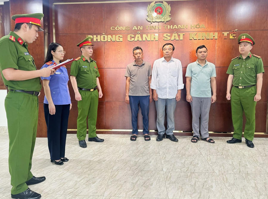 Công an tỉnh Thanh Hóa thi hành Quyết định khởi tố vụ án, khởi tố bị can. (Ảnh: CATH)