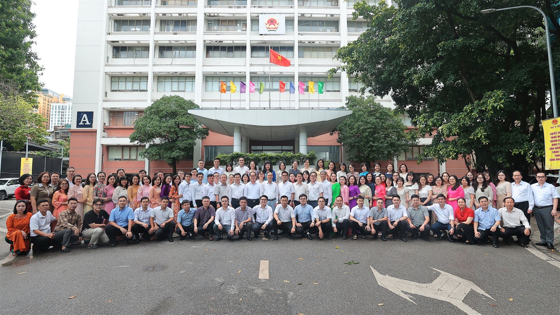 A2 Tap The Lanh Dao Va Can Bo Cuc Duoc 1786108642